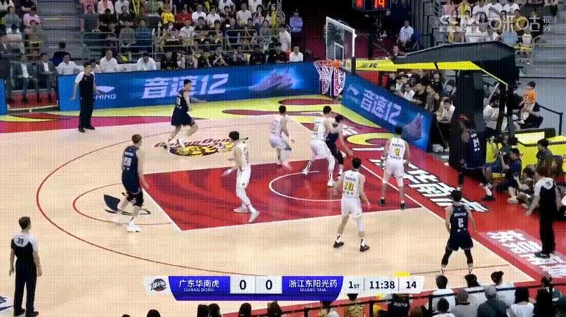 攻坚利器！布劳恩半场12中8砍18分3断三分4中2
