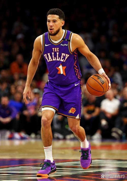 布克过去4战场均砍37分3.5助攻投篮命中率49%但战绩1胜3负