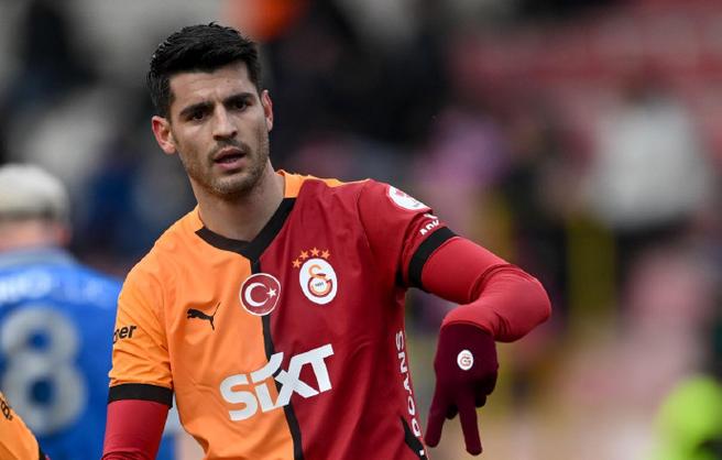 弗林蓬传中造加拉塔萨雷自摆乌龙，但越位在先进球无效