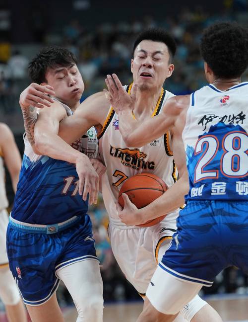 攻防俱佳！张镇麟半场8中6高效拿下15分2板2助4断各种飞扣