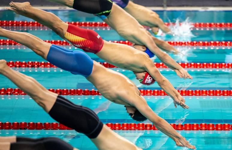 中国游泳公开赛男子100蛙泳：董志豪与郑英昊成绩相同，并列夺金