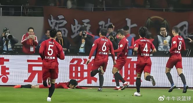 差点连扳两球！李新翔下底回传，向余望射门打偏！